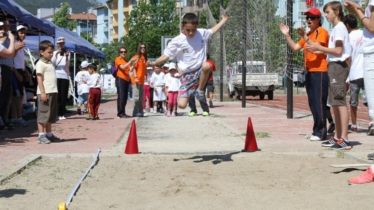 Gaziemir’de Minikler Atletizm Şenliğinde Ter Döktü