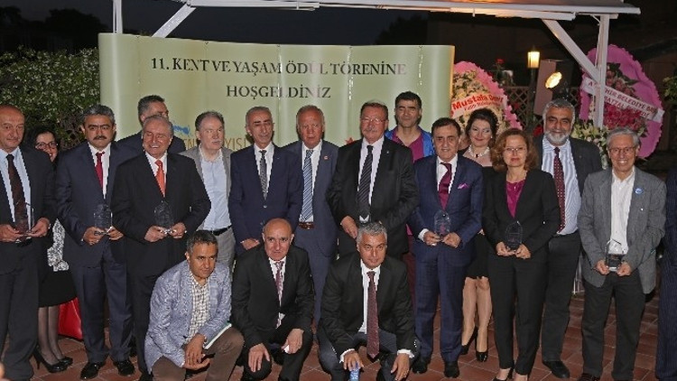 11. Kent Ve Yaşam Ödüllerinde Yerel Yönetim Ödülü Büyükşehir Belediyesi’ne Verildi