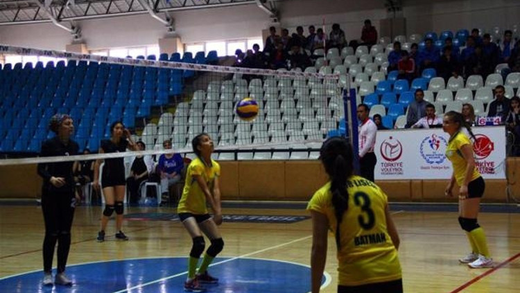 Erzicanda voleybol yarı final maçları başladı Erzicanda voleybol yarı final maçları başladı