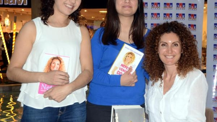 Nefes koçu kitaplarını imzaladı Nefes koçu kitaplarını imzaladı