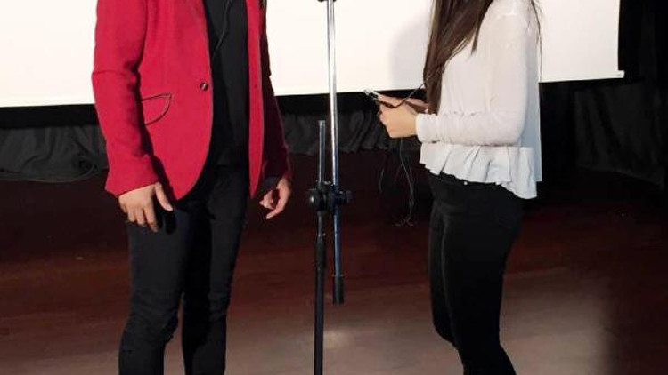 Üniversiteliler, kiliple, öğretmenlerinin dönmesini sağladı