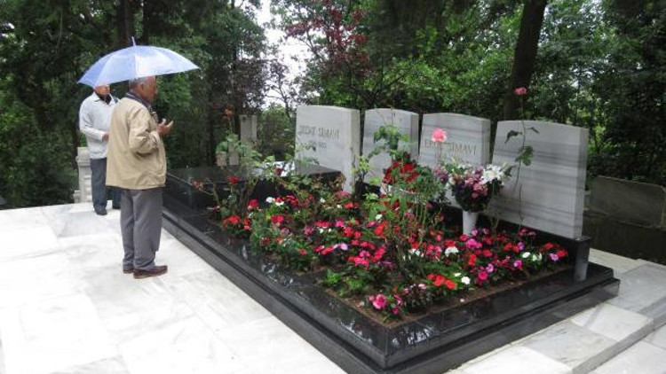Erol Simavi mezarı başında anıldı Erol Simavi mezarı başında anıldı