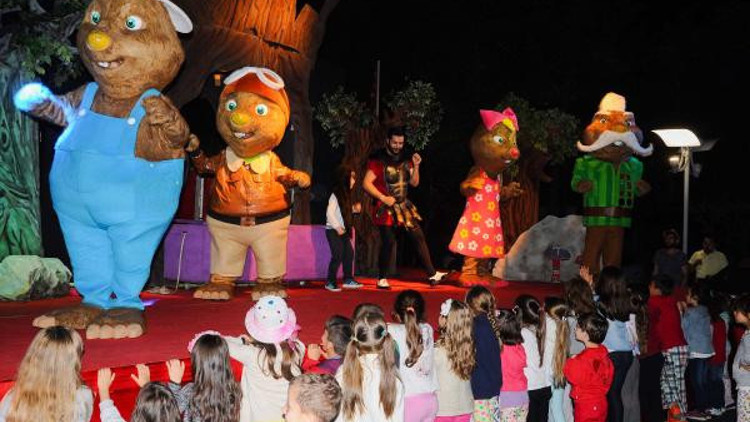 Köstebekgiller, minik sanatseverlerden tam not aldı Köstebekgiller, minik sanatseverlerden tam not aldı