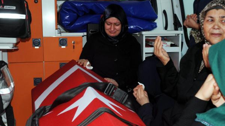 Şehit eşi: Biz şehit ailesiyiz annem, ağlamayacağız Şehit eşi: Biz şehit ailesiyiz annem, ağlamayacağız