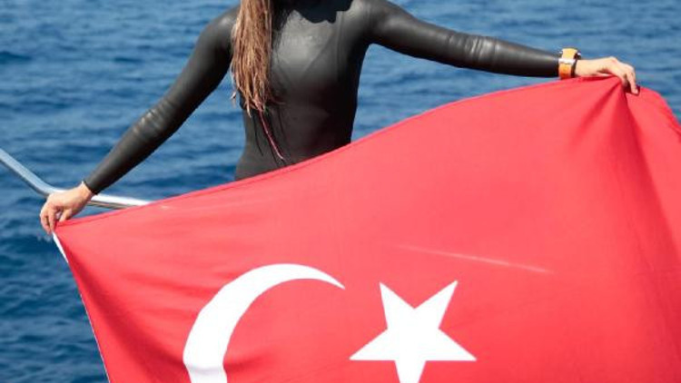 Şahika Ercümen 65 metreye dalarak Türkiye rekoru kırdı Şahika Ercümen 65 metreye dalarak Türkiye rekoru kırdı