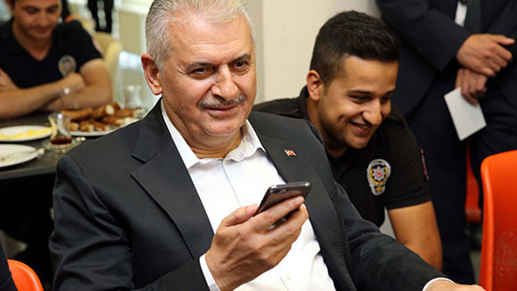 Başbakan Yıldırım polis memurunun ricasını kırmadı, telefondan istedi