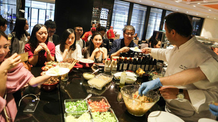 Çinlilere bulgurlu yemekler yapıyor