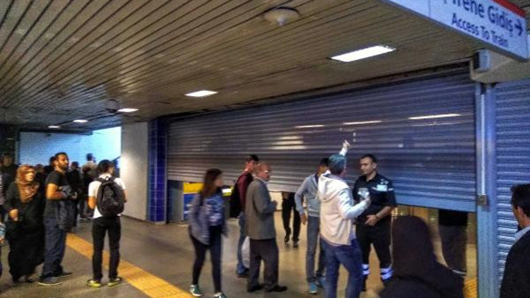Metro istasyonunda şüpheli çanta paniği Metro istasyonunda şüpheli çanta paniği