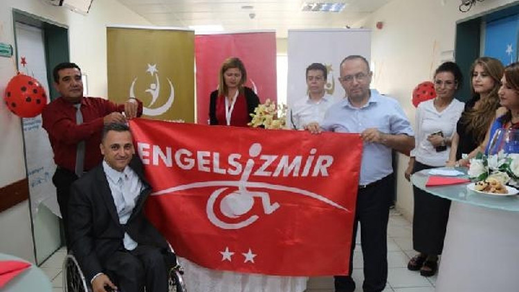 Kırmızı bayrak Dikili Devlet Hastanesine