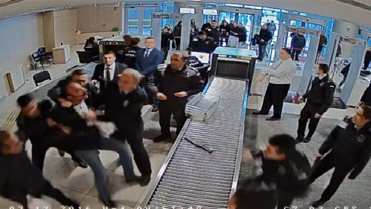 Adliyede avukata öldüresiye dayak