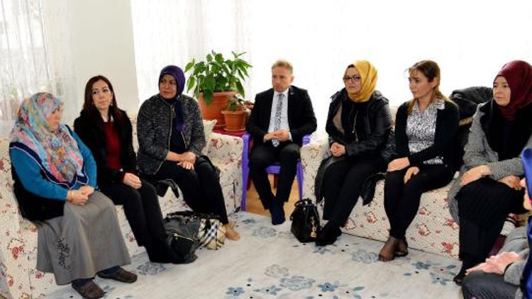 Şehit ailelerini ziyaret Şehit ailelerini ziyaret