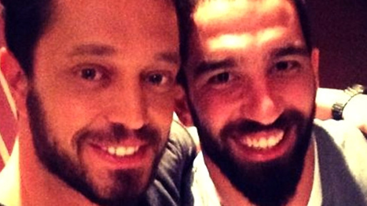 Arda Turan sinema kapattı Arda Turan sinema kapattı