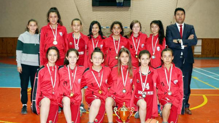 Basketbola yıldız yetiştiriyor