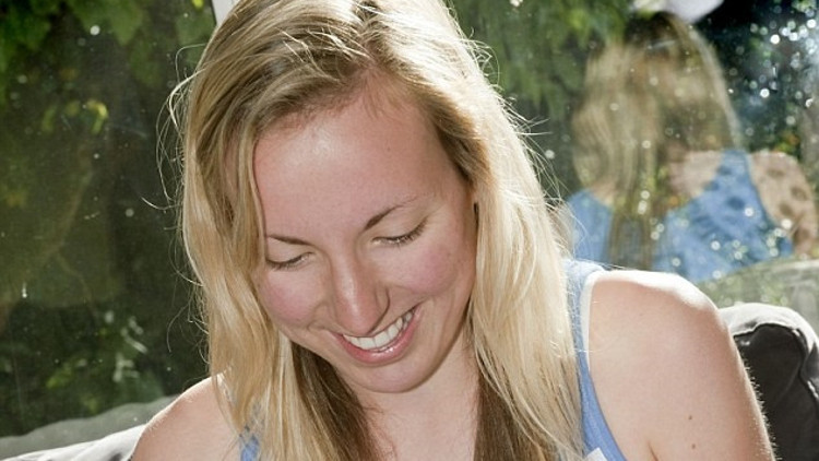 İngiliz genç kızın Türkiyeden getirttiği ilaçlar sonucu öldüğü iddia edildi İngiliz genç kızın Türkiyeden getirttiği ilaçlar sonucu öldüğü iddia edildi