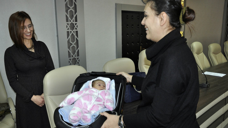 Anne sınava girdi, bebeğe akademisyen baktı