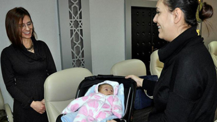 Sınava giren öğrencinin bebeğine akademisyen baktı