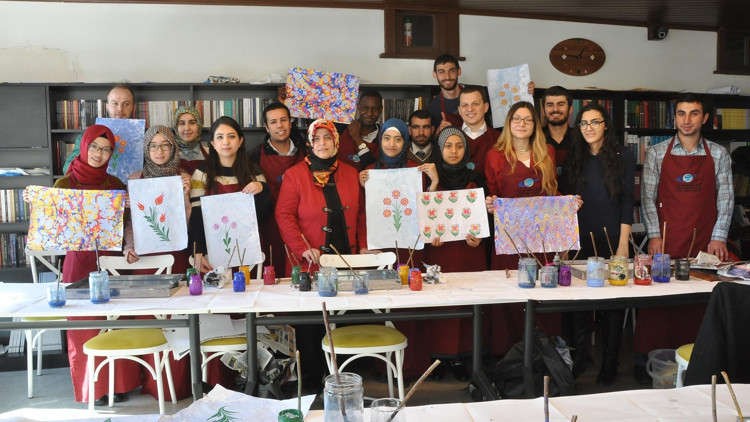 Geleneksel sanatla kıtalar birleşiyor