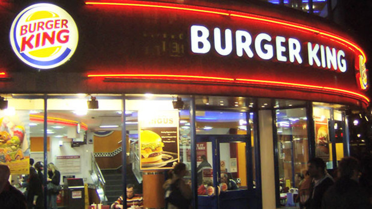 Burger Kingin sahibi Popeyesi satın alıyor
