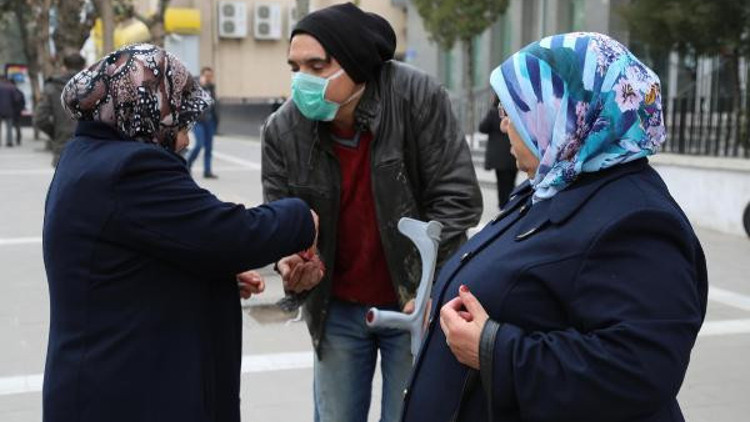Dilenci gibi davranan zabıta 10 dakikada 80 lira topladı