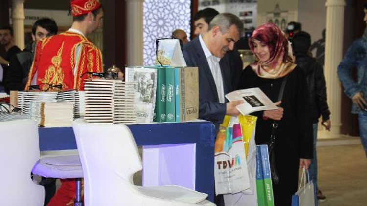 Arnavutköy Belediyesi 15 Temmuz temalı kitap fuarında Arnavutköy Belediyesi 15 Temmuz temalı kitap fuarında