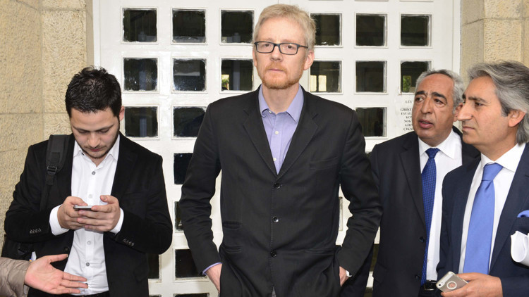 Sakız çiğneyen uluslararası gözlemci mahkemeden atıldı