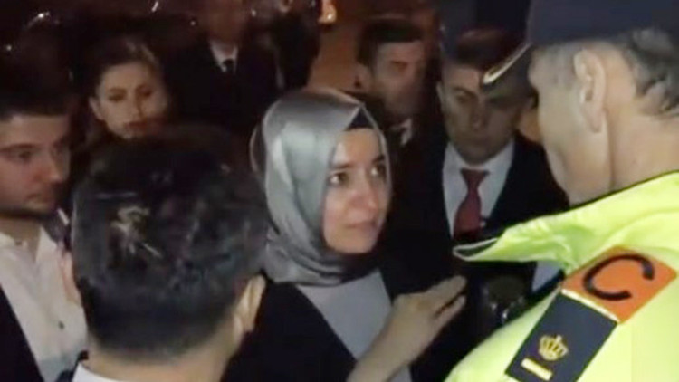 Son dakika: Hollandada skandal... Bakan Kayayı konsolosluğa sokmadılar Son dakika: Hollandada skandal... Bakan Kayayı konsolosluğa sokmadılar