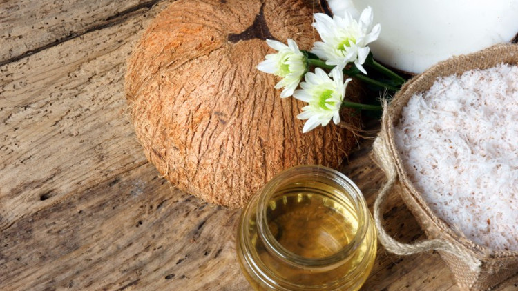 Hindistan cevizi yağıyla saçlarınıza bakım yapın