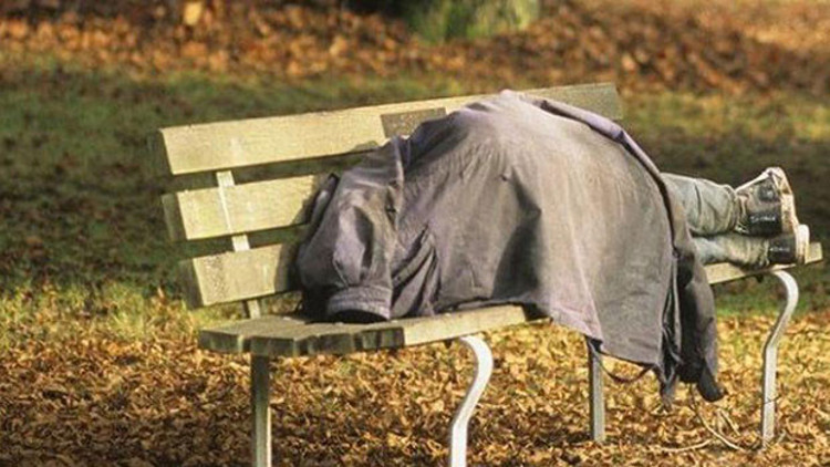 Sokakta yatan nükleer fizikçi