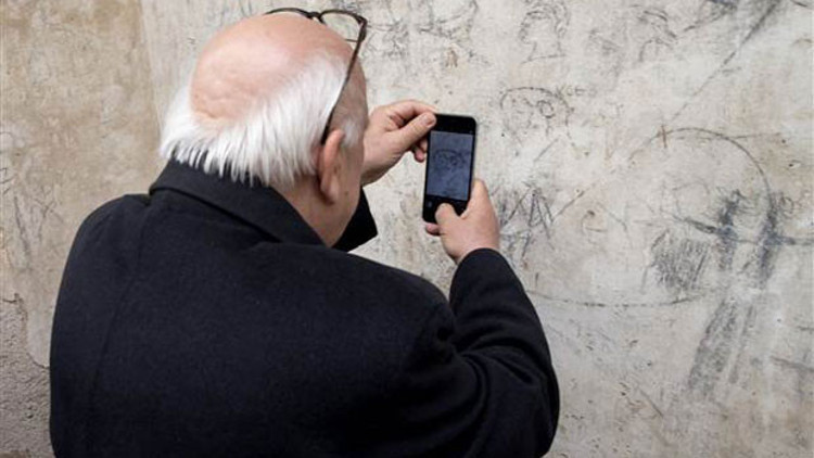 Bakan önce kendisine benzetti, sonra fotoğrafını çekti