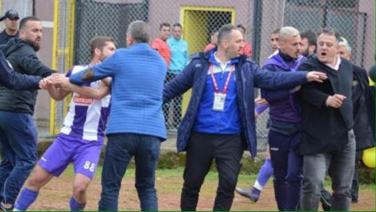 Başkan futbolcuya yumruk attı