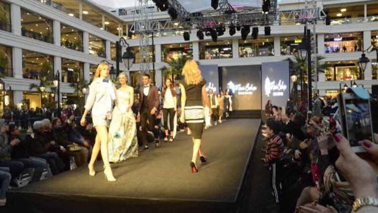 Ünlü modeller bahçeye çıktı