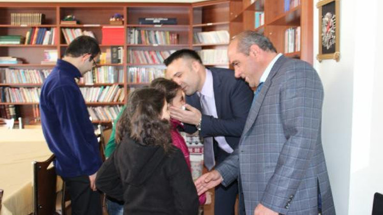 Kimsesiz çocuklara spor ayakkabı alınca yargılanmaktan kurtuldular