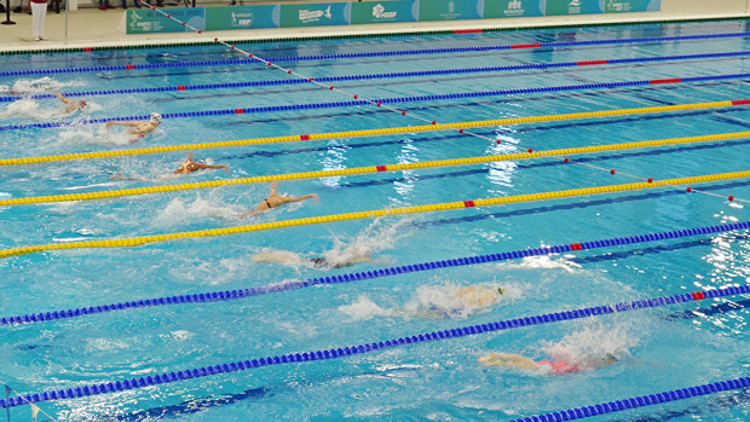 Kız yüzme takımı şampiyon oldu