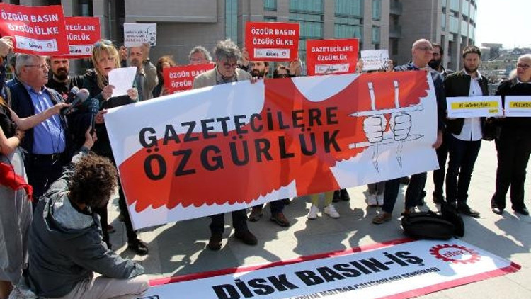 Adliye önünde tutuklu gazeteciler için özgürlük eylemi Adliye önünde tutuklu gazeteciler için özgürlük eylemi