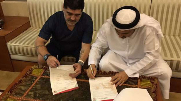 MARADONA İMZAYI ATTI MARADONA İMZAYI ATTI