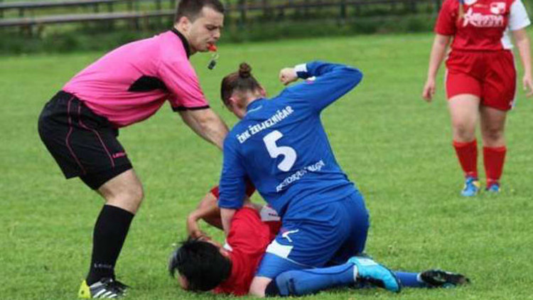 RAKİBİNİ YERE YATIRIP YUMRUKLADI