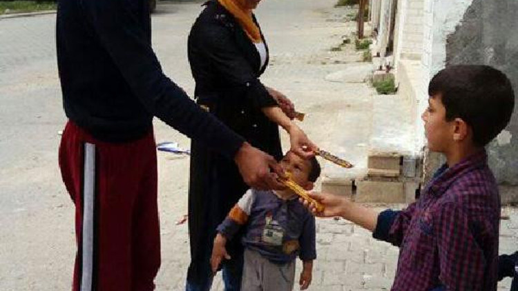 Sokakta çocuklara çikolata dağıttı, davadan kurtuldu Sokakta çocuklara çikolata dağıttı, davadan kurtuldu