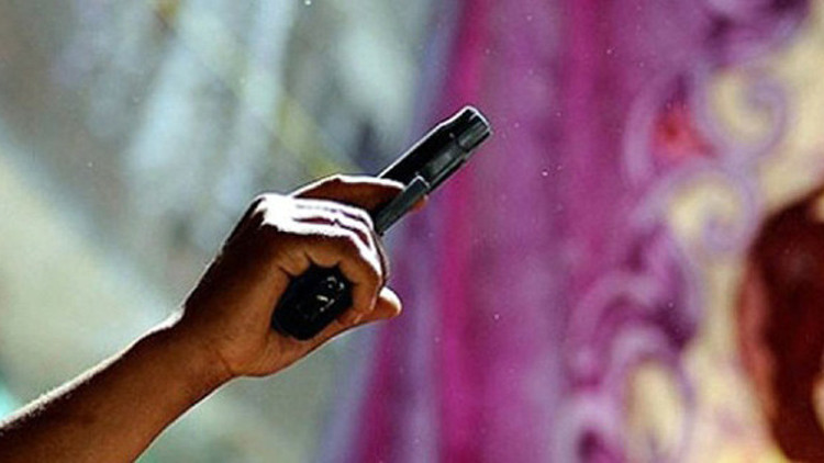 Ramazan ayının gelişini kutlamak için havaya ateş açtı