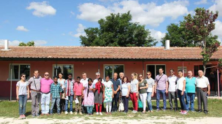 Lüleburgaz’da Hindistanlı öğrenciler, barış için zeytin ağacı dikti