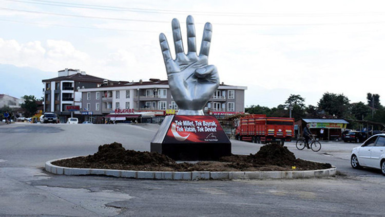Düzce’de kavşağa Rabia heykeli