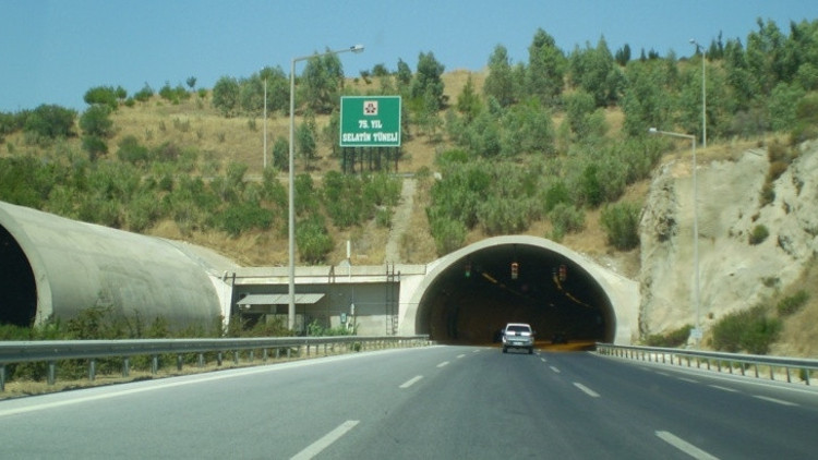 Bu yolu 1 saat 11 dakikadan önce geçen yandı