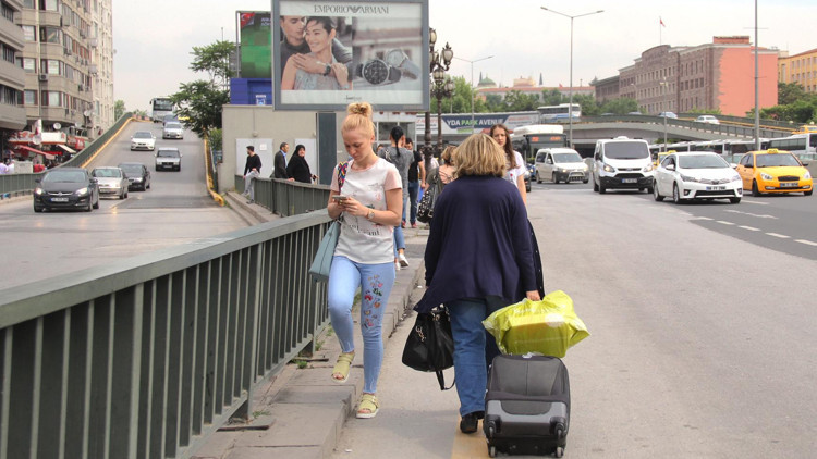 Kaldırımda tek sıra