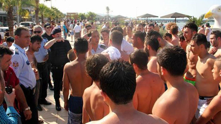 Plajdaki kadınların fotoğrafını çeken Suriyelilere linç girişimi