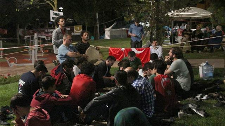 Kısıklı’da demokrasi nöbeti gece de devam etti