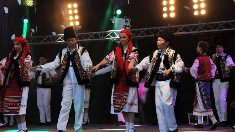 Büyük festivalde ünlü yağmuru Büyük festivalde ünlü yağmuru