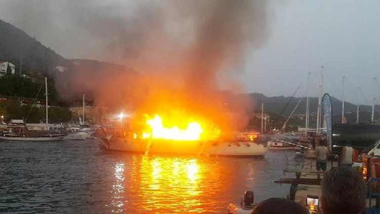 Limanda demirli lüks tekne yanarak kül oldu Limanda demirli lüks tekne yanarak kül oldu