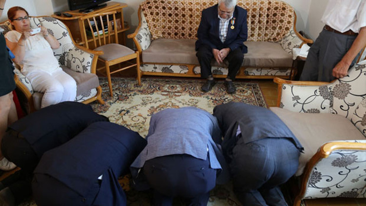 Bir anda önünde eğildiler... Sebebi herkesi ağlattı