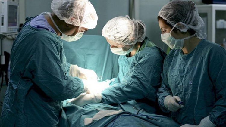 Penis büyütme ameliyatı sırasında canından oldu