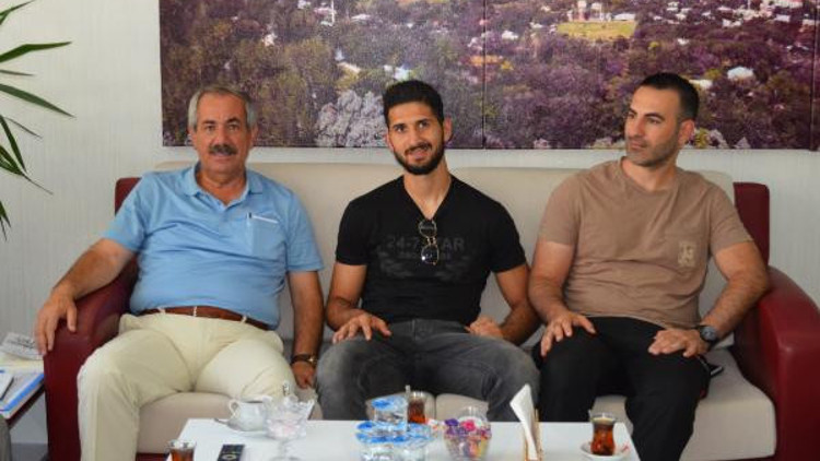 Alanyasporlu Emre Akbaba memleketini ziyaret etti