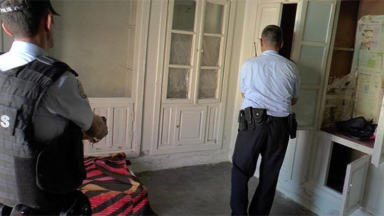 Polis baskınında pitbul tedirginliği